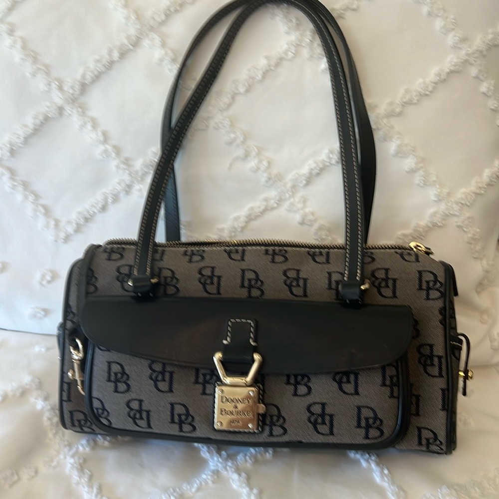 Pristine vintage Dooney and Bourke handbag.